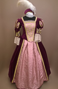 Женское платье из бархата в стиле барокко