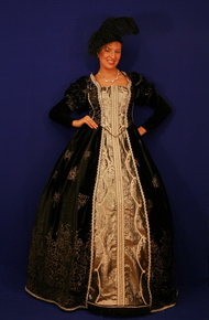 Женское платье в стиле барокко.