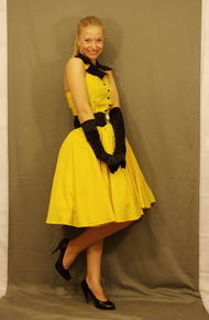 Жёлтое платье стиляги в горошек