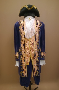 Мужской исторический костюм барокко из синего бархата с золотой аппликацией